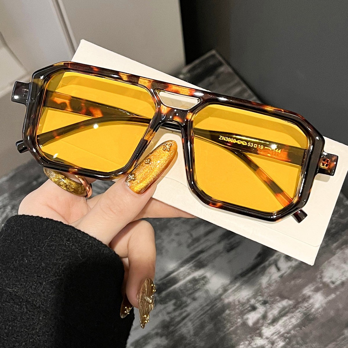 Women Fashion Glasses - نظارات شمسية جديدة بتصميم مربع وعصري